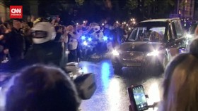 VIDEO: Warga London Sambut Kedatangan Peti Jenazah Ratu Elizabeth II