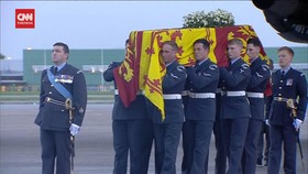 VIDEO: Momen Peti Mendiang Ratu Elizabeth II Tiba di Inggris
