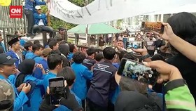 VIDEO: Detik-detik Massa Demo Tolak BBM Paksa Masuk Balai Kota