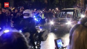 VIDEO: Rintik Hujan Sambut Jenazah Ratu Elizabeth di Istana Buckingham