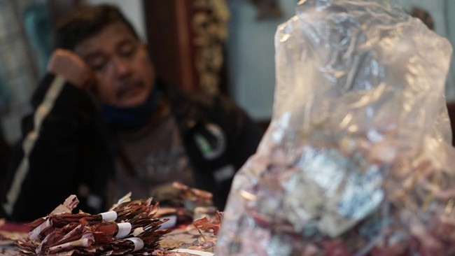 Impian Samin untuk pergi haji terancam kandas karena uang yang selama ini ia kumpulkan rusak dimakan rayap.