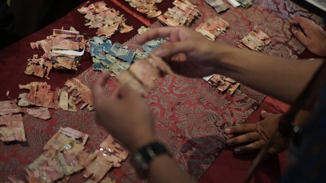 Masyarakat yang uangnya rusak, seperti yang terjadi pada tabungan haji milik Samin, warga Solo, bisa minta ganti ke BI. Berikut cara dan syaratnya.
