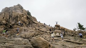 img-title FOTO: Memandangi Keindahan dari Atas Gunung Seoraksan di Korsel