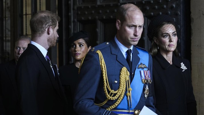 LONDON, ENGLAND - SEPTEMBER 14:  Prince William, Prince of Wales with Catherine, Princess of Wales and Prince Harry with Meghan, Duchess of Sussex leave after escorting the coffin of Queen Elizabeth II to Westminster Hall from Buckingham Palace for her lying in state, on September 14, 2022 in London, United Kingdom. Queen Elizabeth II's coffin is taken in procession on a Gun Carriage of The King's Troop Royal Horse Artillery from Buckingham Palace to Westminster Hall where she will lay in state until the early morning of her funeral. Queen Elizabeth II died at Balmoral Castle in Scotland on September 8, 2022, and is succeeded by her eldest son, King Charles III. (Photo by Emilio Morenatti - WPA Pool/Getty Images)