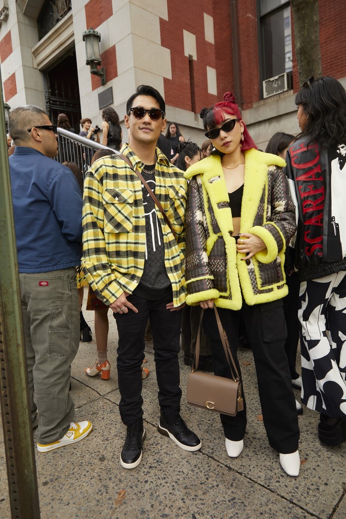 Afgan dan Isyana Sarasvati hadir menonton fashion show Coach spring/summer 2023 di New York Fashion Week pada 12/9/2022. Keduanya menyuguhkan gaya street style yang edgy dan stylish. Foto: Coach