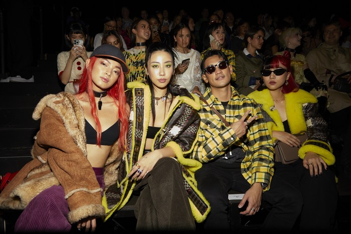 Afgan dan Isyana Sarasvati duduk di baris terdepan menikmati fashion show koleksi terbaru Coach. Gaya mereka nggak kalah keren sama fashionista lain ya Beauties. Foto: Coach