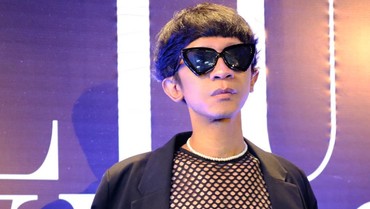 img-title Kerap Tampil Nyentrik, Aming: Di Rumah Pakai Kaus dan Sandal Jepit