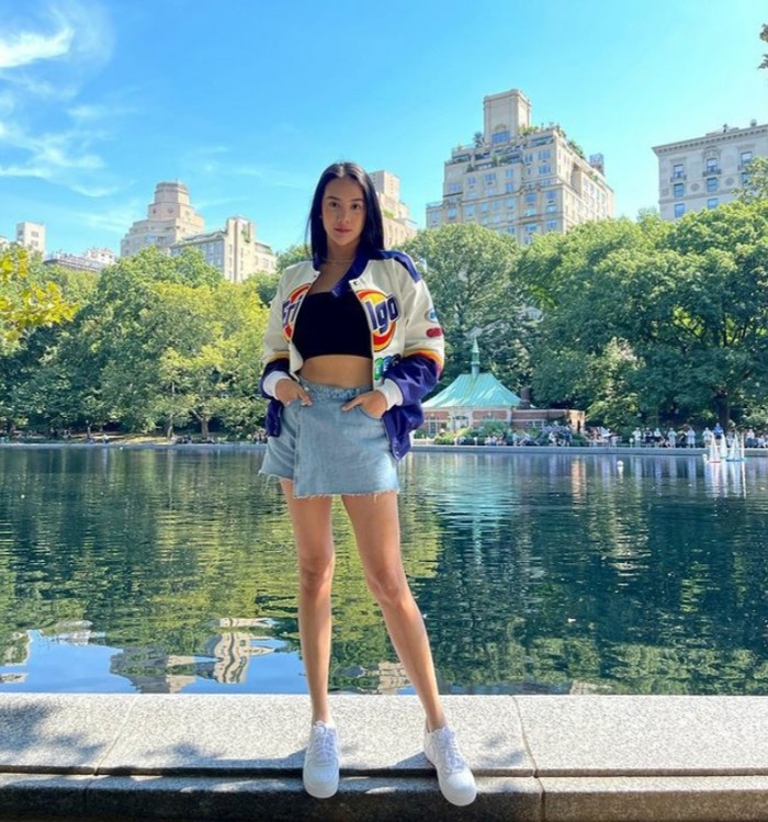 Anya Geraldine tampil dengan crop top hitam dipadukan dengan jaket yang merupakan salah satu koleksi dari Erigo. Penampilan kasual Anya Geraldine ini sangat cocok digunakan saat musim panas. (Foto: Instagram @anyageraldine)