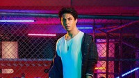 <p>Di komentarnya itu, Shah Rukh Khan mengungkapkan fakta mengejutkan. Ternyata kaus yang dikenakan Aryan adalah milik ayahnya, Bunda. (Foto: Instagram @___aryan___)</p>