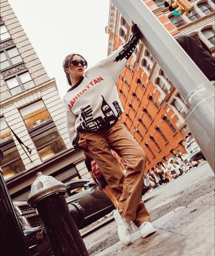 Biasa tampil girly, kali ini Beby Tsabina terlihat nyaman memakai baju oversized yang dipadukan dengan celana berwarna coklat. Penampilannya tidak kalah edgy dengan geng Erigo lainnya, bukan? (Foto: Instagram @bebytsabina)