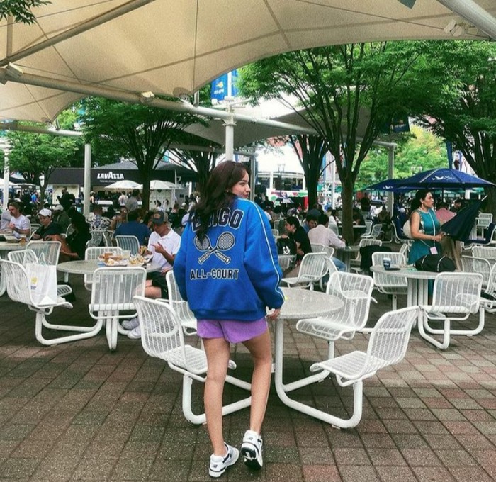 Biru dan ungu menjadi dua warna yang mendominasi penampilan Enzy Storia saat nongkrong di New York. Sama seperti Anya, Enzy juga mengenakan bomber jacket koleksi dari Erigo. (Foto: Instagram @enzystoria)