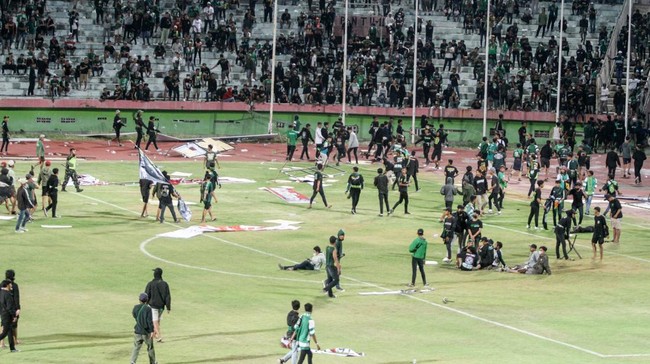 Azrul Ananda memutuskan mundur sebagai Presiden dan CEO Persebaya Surabaya menyusul protes yang dilakukan Bonek usai kekalahan dari Rans di Liga 1.