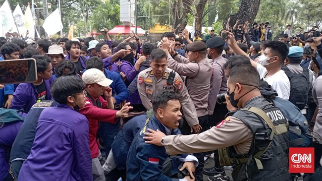 Polisi memastikan tidak ada massa yang diamankan polisi dalam demonstrasi tolak kenaikan bahan bakar minyak (BBM) di Patung Kuda, hari ini.