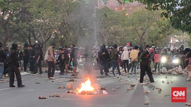 Demo di Makassar dan Yogyakarta masih berlangsung hingga pukul 18.00 WIB. Mahasiswa di Makassar bahkan ancam bertahan hingga pagi.