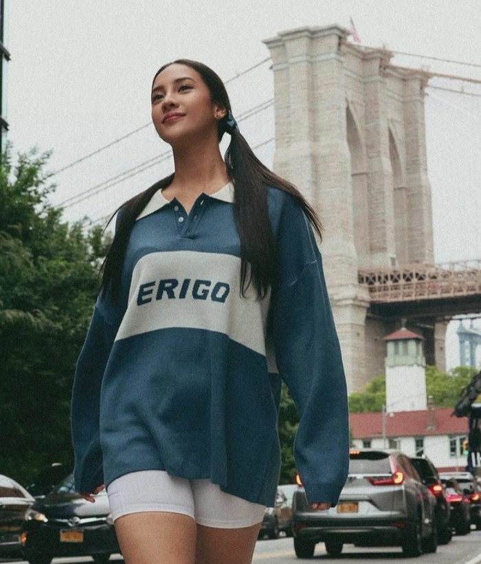 Di penampilan lainnya, Anya Geraldine semakin santai dengan baju oversized dan celana pendek berwarna putih. Outfit ini bisa kamu jadikan sebagai inspirasi OOTD, lho, Beauties. (Foto: Instagram @anyageraldine)