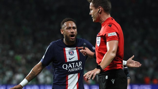 Neymar marah usai mendapatkan kartu kuning dari wasit usai melakukan selebrasi saat Paris Saint-Germain (PSG) mengalahkan Maccabi Haifa di Israel.