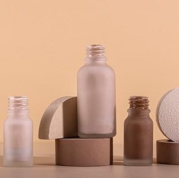 img-title Mengenal Jenis-jenis Base Makeup untuk Riasan Wajah Lebih Flawless, Pilihlah yang Sesuai Kebutuhan Kulit
