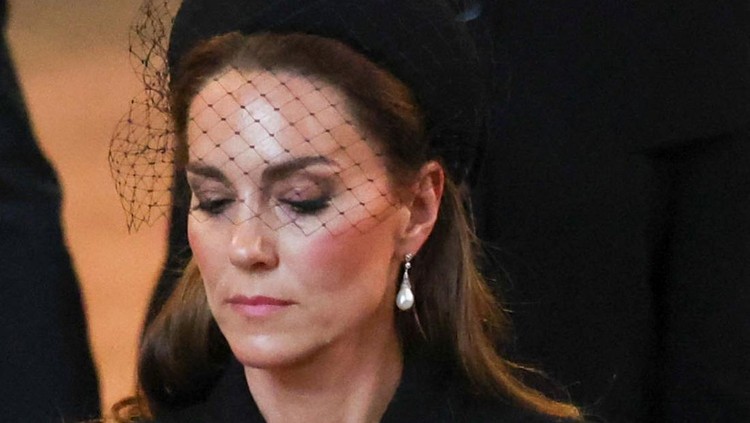 LONDON, ENGLAND - SEPTEMBER 14: Britain's Catherine, Princess of Wales and Meghan, Duchess of Sussex walk as procession with the coffin of Britain's Queen Elizabeth arrives at Westminster Hall from Buckingham Palace for her lying in state, on September 14, 2022 in London, England.  (Phil Noble - WPA Pool/Getty Images)