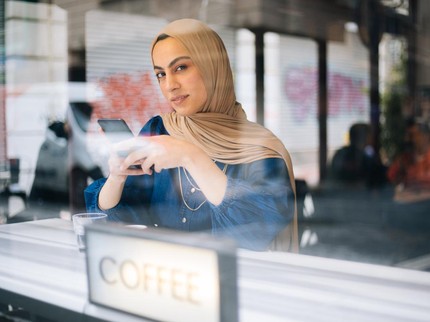 11 Rekomendasi OOTD Hijab Remaja SMA yang Masih Cocok Dikenakan Bunda