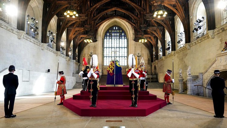 Peti jenazah Ratu Elizabeth II dibawa dari Istana Buckingham menuju Westminster Hall, Rabu (14/9) waktu setempat. Jenazah sang ratu akan disemayamkan selama empat hari.