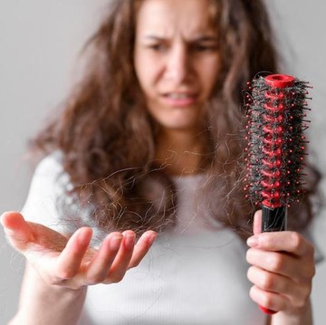 img-title Duh, 7 Kebiasaan Sehari-hari Ini Bikin Rambut Gampang Rontok! Ada yang Sering Kamu Lakukan?
