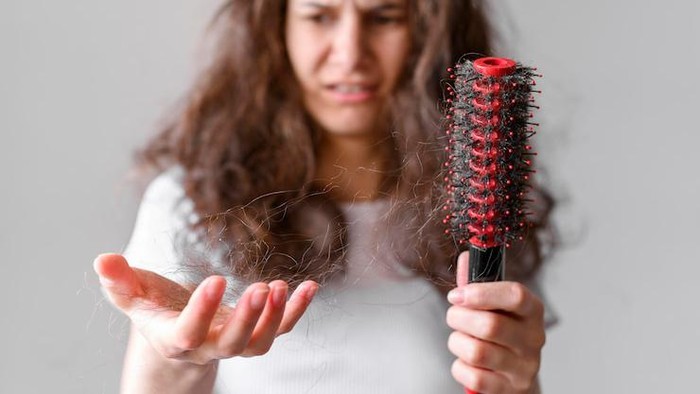 Duh, 7 Kebiasaan Sehari-hari Ini Bikin Rambut Gampang Rontok! Ada yang Sering Kamu Lakukan?