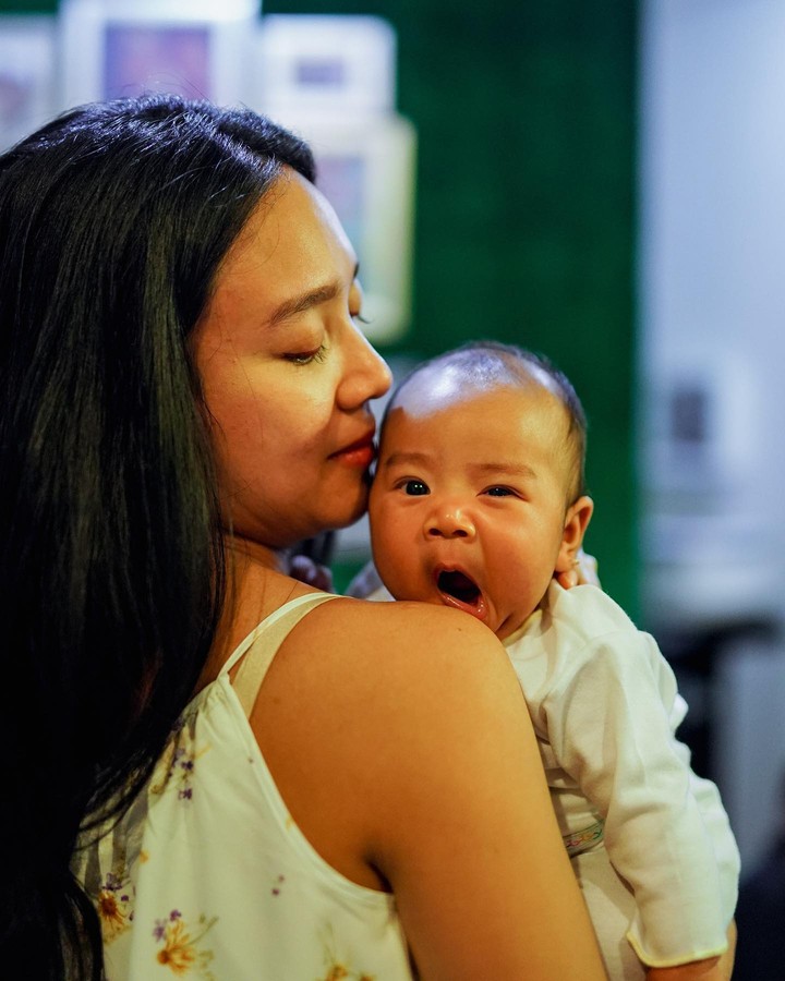 Setelah 12 tahun menikah, pasangan Dea Ananda dan Ariel Nidji dikaruniai anak perempuan bernama Sanne El yang baru saja berusia 3 bulan. Intip potretnya yuk.