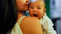 <p>Kehadiran baby Sanne tentunya menambah kebahagiaan rumah tangga Dea Ananda dan Ariel Nidjie. Tak terasa, Sanne kini sudah berusia 3 bulan nih, Bunda. Wajahnya pun semakin menggemaskan. (Foto: Instagram/dea_ananda)</p>
