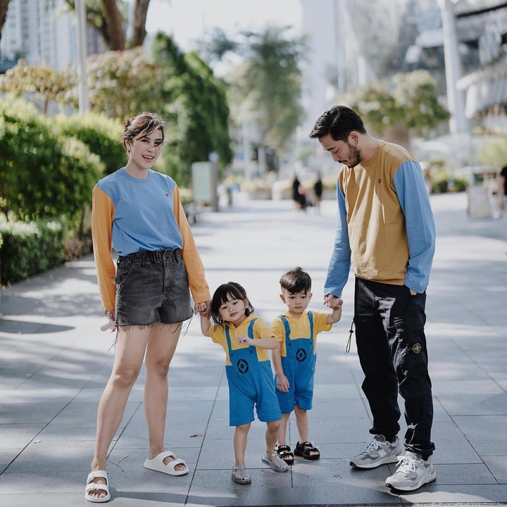 <p>Keluarga kecil Syahnaz dan Jeje juga sering kali kompak mengenakan baju berwarna senada. Si kembar Zayn dan Zunaira bahkan memakai seragam Minions. (Foto: Instagram/syahnazs)</p>