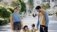 <p>Keluarga kecil Syahnaz dan Jeje juga sering kali kompak mengenakan baju berwarna senada. Si kembar Zayn dan Zunaira bahkan memakai seragam Minions. (Foto: Instagram/syahnazs)</p>