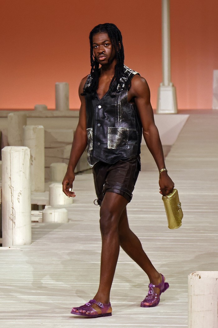 Lil Nas X tampil menutup peragaan Coach di New York Fashion Week dalam kombinasi leather vest dan celana pendek. Peragaan ini juga menandai aksi perdananya sebagai brand ambassador label Amerika Serikat tersebut. Foto: FilmMagic/Taylor Hill
