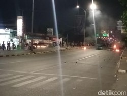 3 Jam Jalan Urip Sumoharjo Masih Ditutup Massa Demo BBM di Depan UMI