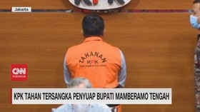VIDEO: KPK Tahan Tersangka Penyuap Bupati Mamberamo Tengah