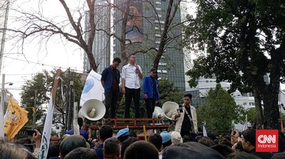 img-title Perwakilan KSP Temui Massa Demo BBM Disambut Sorak Kecewa
