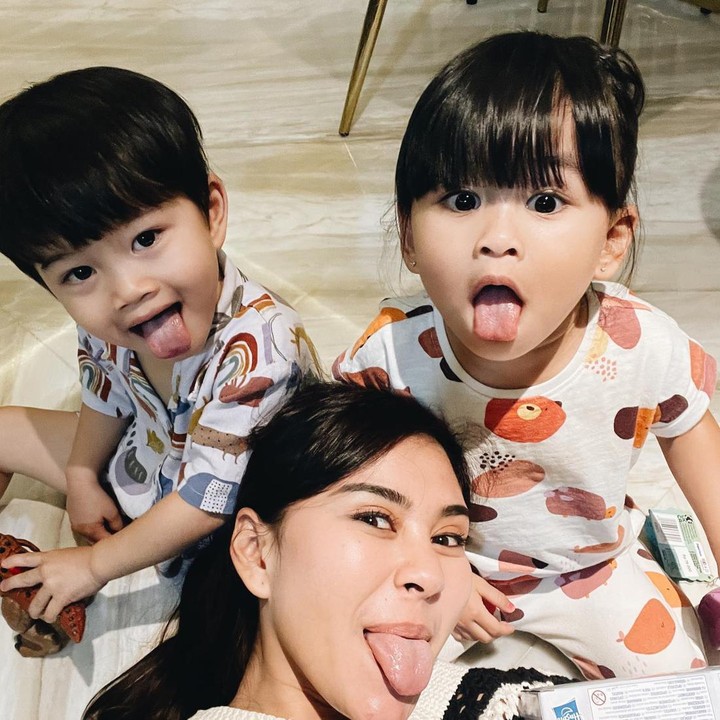 <p>Syahnaz melahirkan anak kembarnya pada 3 Januari 2020. Adik Raffi Ahmad ini sering mengunggah foto-foto Zayn dan Zunaira di akun Instagramnya. Netizen pun sering menyebut jika si kembar merupakan versi kecil Bunda dan Ayahnya. (Foto: Instagram/syahnazs)</p>