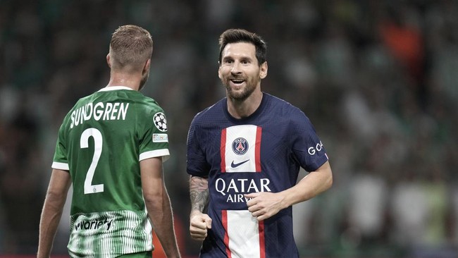 Lionel Messi melewati torehan Cristiano Ronaldo usai mencetak gol saat Paris Saint-Germain menang di Liga Champions.