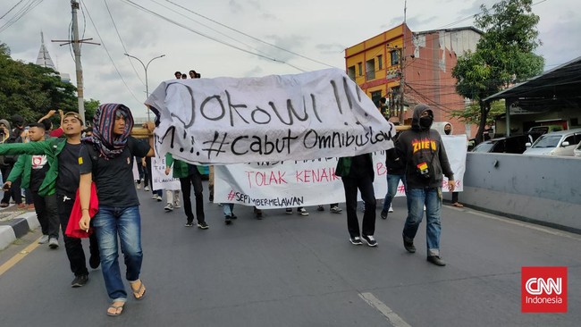 Di depan Gedung DPRD Sulsel, mahasiswa orasi secara bergantian. Massa menutup seluruh ruas Jalan Urip Sumohardjo dan membakar ban bekas yang telah disiapkan.