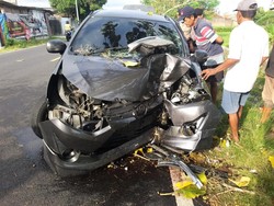 Mobil Tabrak Pohon di Jalan Parangtritis Bantul, Sopir-Penumpang Luka