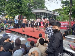 Massa Demo BBM Jogja Gelar Panggung Rakyat di Depan Istana Kepresidenan