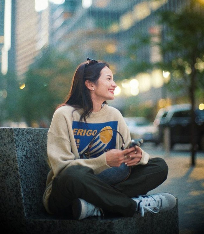 Penampilan berikutnya Enzy terlihat santai dengan baju lengan panjang berwarna nude yang dipadukan dengan celana hitam dan sneakers putih. (Foto: Instagram @enzystoria)