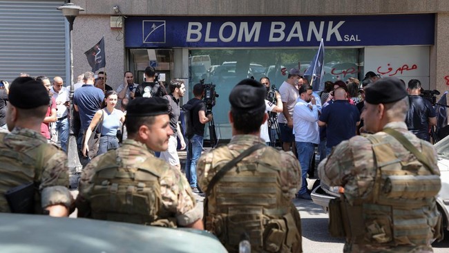 Perempuan di Lebanon nekat 'merampok' bank BLOM di Beirut hanya menggunakan pistol mainan untuk meminta uang tabungannya sendiri, Rabu (14/9).