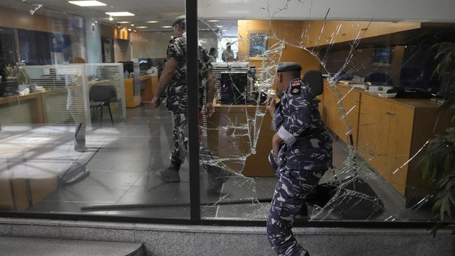 FOTO: Perempuan di Lebanon 'Rampok' Bank dengan Pistol Mainan