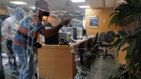 FOTO: Perempuan di Lebanon 'Rampok' Bank dengan Pistol Mainan