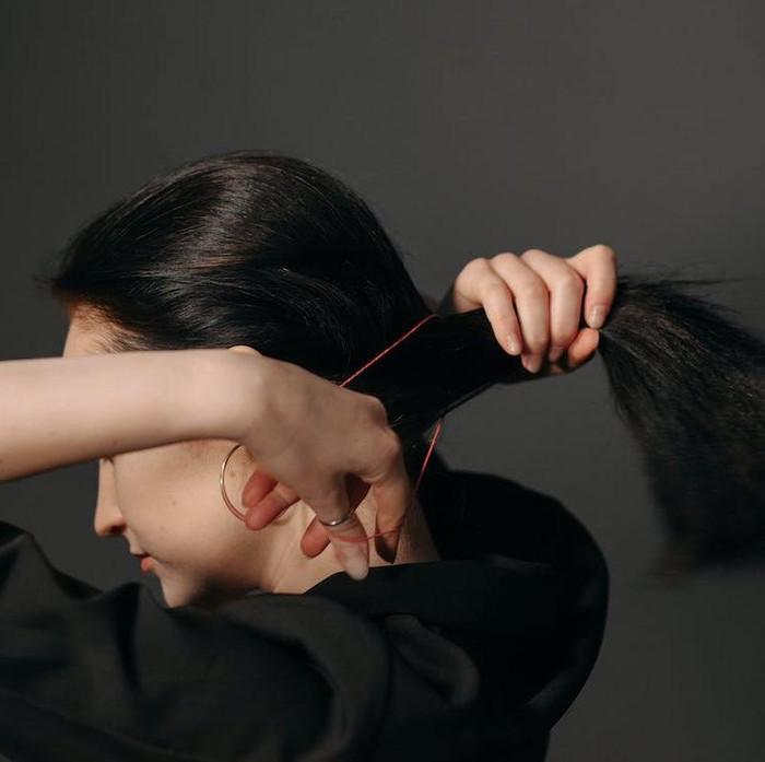 Perempuan mengikat rambut