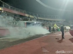 Polisi Lepas Gas Air Mata Saat Suporter Ricuh Usai Laga Persebaya