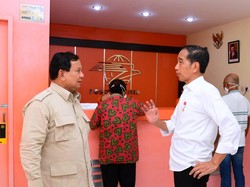 Jokowi Ditemani Prabowo Tinjau Penyerahan Bansos di Kepulauan Aru