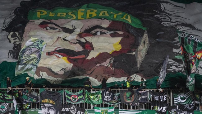 Suporter Persebaya Surabaya atau Bonek layak mendapat 'dua jempol' karena tetap tertib dan mengawal rombongan Persija meski kalah dalam pertandingan Liga 1.