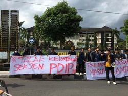 Mahasiswa Demo Tolak Hasto Kristiyanto Beri Kuliah Umum di Unram