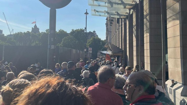 Salah WNI yang tinggal di Inggris, Harisul Amal, menceritakan antrean bisa sampai 30 jam untuk menengok jenazah Ratu Elizabeth II di Westminster Hall
