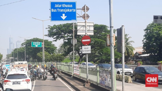 Viral video personil TNI memarahi penumpang ojol nan diduga menyebut jalur Transjakarta sebagai biang kerok kemacetan.